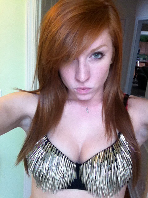 Gorgeous redhead amateur gets bare